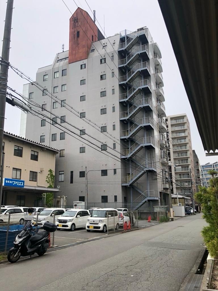 BOBビル背面・外部階段・駐車スペース